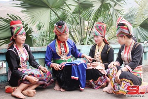 Nét đẹp trang phục phụ nữ dân tộc Khơ Mú