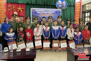 Cục Khoa học, chiến lược và lịch sử Bộ Công an tặng quà tại xã Mường Và