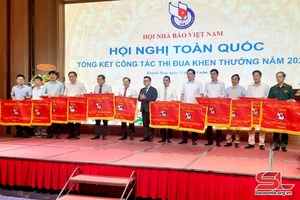 Hội Nhà báo tỉnh Sơn La nhận Cờ thi đua của Hội Nhà báo Việt Nam