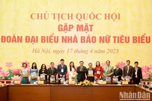Chủ tịch Quốc hội gặp mặt đại biểu nhà báo nữ