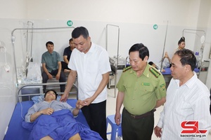 Đồng chí Phó Chủ tịch UBND tỉnh thăm hỏi, động viên cán bộ kiểm lâm bị thương khi làm nhiệm vụ chữa cháy rừng