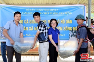 Tặng cá giống cho các hộ ở Nậm Mằn