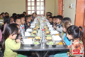 Chăm lo cho học sinh bán trú