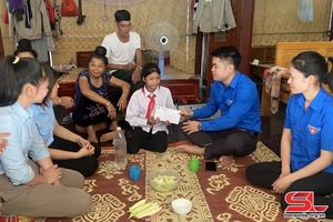 Thăm, tặng quà học sinh nghèo tại bản Pậu