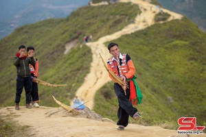 Tiếng khèn Mông trên “sống lưng khủng long”