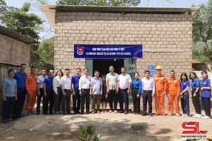 Tặng quà và hỗ trợ xóa nhà tạm cho học sinh