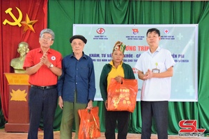 Tặng quà, khám chữa bệnh và cấp thuốc miễn phí cho nhân dân