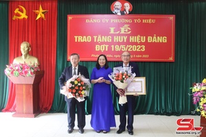 Đảng ủy phường Tô Hiệu trao tặng Huy hiệu Đảng đợt 19/5