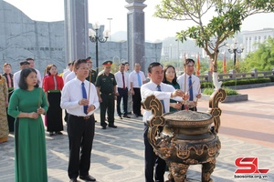 Thành phố dâng hoa, dâng hương kính viếng Chủ tịch Hồ Chí Minh