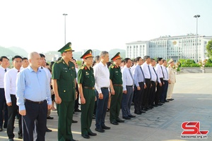 Dâng hoa, dâng hương nhân kỷ niệm 133 năm Ngày sinh Chủ tịch Hồ Chí Minh