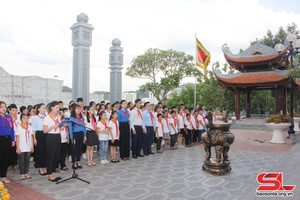 Lễ báo công dâng Bác tại Đền thờ Bác Hồ