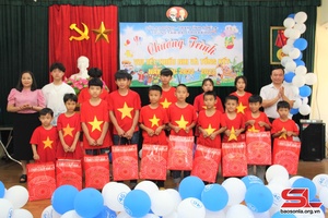 Đồng chí Bí thư Thành ủy thăm, tặng quà Trung tâm Bảo trợ xã hội tỉnh