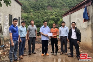 Hỗ trợ 40 triệu đồng cho gia đình bị sập đổ nhà hoàn toàn do gió lốc