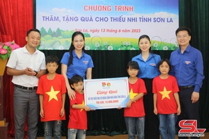 Tỉnh đoàn Hà Tĩnh thăm, tặng quà thiếu nhi Trung tâm bảo trợ - Xã hội tỉnh Sơn La