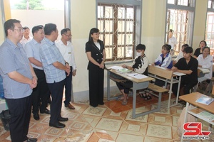 Đồng chí Chủ nhiệm Ủy ban Kiểm tra Tỉnh ủy kiểm tra công tác chuẩn bị Kỳ thi tốt nghiệp THPT tại huyện Yên Châu