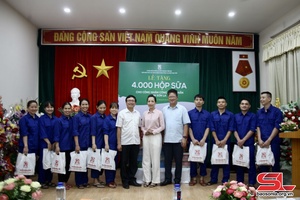 Nhà xuất bản Giáo dục Việt Nam thăm, tặng quà công nhân Công ty cổ phần In Sơn La 