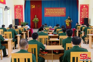 Đồng chí Phó Tổng Tham mưu trưởng Quân đội nhân dân Việt Nam làm việc tại huyện Vân Hồ
