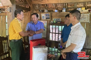 Đồng chí Phó Chủ tịch HĐND tỉnh thăm, tặng quà các gia đình chính sách 