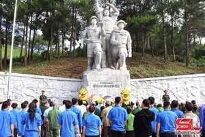 Dâng hương, dâng hoa Đài tưởng niệm Liệt sĩ TNXP Ngã ba Cò Nòi