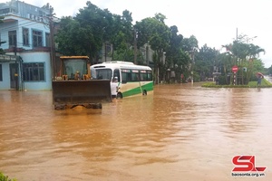 Mưa to xảy ra trên địa bàn huyện Quỳnh Nhai gây ách tắc giao thông nghiêm trọng