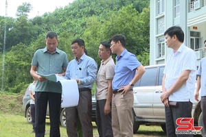  Đồng chí Phó Chủ tịch UBND tỉnh kiểm tra công trình bị sạt lở tại xã Quy Hướng