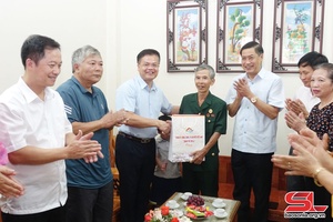 Đồng chí Bí thư Tỉnh ủy thăm, tặng quà Mẹ Việt Nam Anh hùng, các thương binh trên địa bàn Thành phố