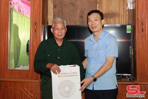 Đồng chí Trưởng Ban Tổ chức Tỉnh ủy thăm, tặng quà các thương binh tại huyện Mường La