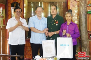Đồng chí Chủ tịch HĐND tỉnh thăm, tặng quà các thương binh trên địa bàn huyện Mai Sơn