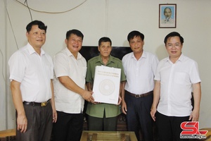 Đồng chí Phó Bí thư Thường trực Tỉnh uỷ thăm tặng quà thương binh, bệnh binh huyện Quỳnh Nhai