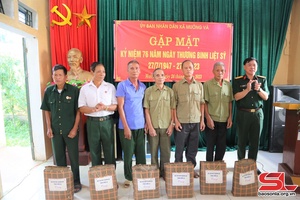 Đồng chí Chỉ huy trưởng Bộ CHQS tỉnh thăm các đối tượng chính sách tại huyện Sốp Cộp