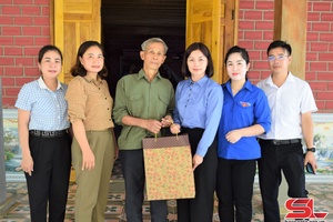 Thăm, tặng quà thương binh, bệnh binh xã Xuân Nha