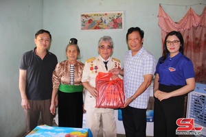 Báo Sơn La thăm, tặng quà gia đình thương binh 
