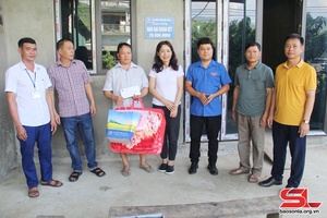 Chi nhánh Xăng dầu Sơn La tặng quà các thương binh, gia đình hoàn cảnh khó khăn 