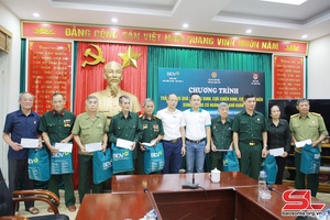 Tặng quà các thương binh, cựu chiến binh, cựu thanh niên xung phong