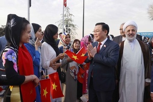 Chủ tịch Quốc hội thăm Đại sứ quán, cộng đồng người Việt tại Iran