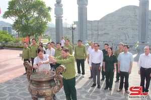 Đoàn công tác cơ quan Hội Cựu chiến binh Tỉnh ủy Nghệ An dâng hương Đền thờ Bác Hồ