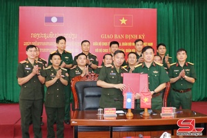 Giao ban định kỳ giữa Bộ CHQS tỉnh Sơn La với Bộ CHQS tỉnh Hủa Phăn 