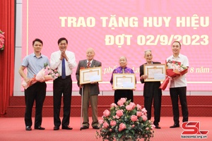 Đồng chí Bí thư Tỉnh ủy dự và trao Huy hiệu Đảng đợt 2/9 