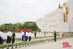 Lãnh đạo thành phố Sơn La dâng hoa, dâng hương Đền thờ Bác Hồ