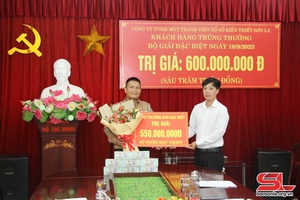 Trao thưởng cho khách hàng trúng giải đặc biệt vé xổ số kiến thiết miền Bắc