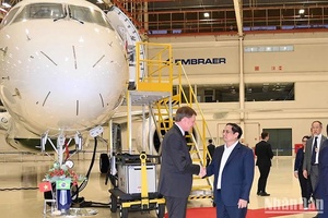 Thủ tướng Phạm Minh Chính thăm Tập đoàn hàng không vũ trụ Embraer