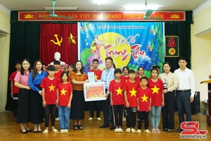'Lãnh đạo Thành ủy Sơn La tặng quà tại Trung tâm Bảo trợ xã hội tỉnh