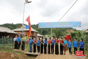 'Khánh thành công trình "Ánh sáng bản làng" 