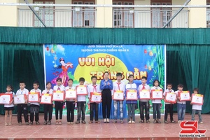 Thành đoàn tặng quà trung thu cho học sinh có hoàn cảnh khó khăn