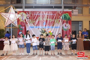 BHXH tỉnh Sơn La  tổ chức vui Tết Trung thu và trao thưởng khuyến học