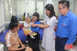 Tỉnh đoàn thăm, tặng quà trung thu các bệnh nhi 