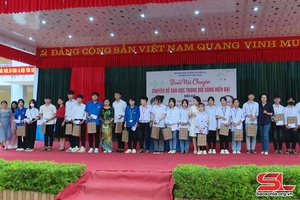 Hội Nhà văn Việt Nam giao lưu, tặng quà Trường THPT Tân Lang