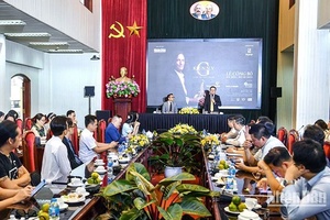 Kenny G biểu diễn ở Việt Nam trong dự án âm nhạc quốc tế do Báo Nhân Dân khởi xướng