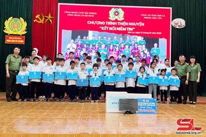 Tặng quà các cháu có hoàn cảnh khó khăn do Công an Sơn La nhận chăm sóc, nuôi dưỡng