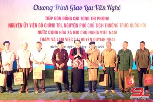 Đồng chí Tòng Thị Phóng, nguyên Ủy viên Bộ Chính trị, nguyên Phó Chủ tịch Thường trực Quốc hội, thăm và tặng quà tại huyện Quỳnh Nhai